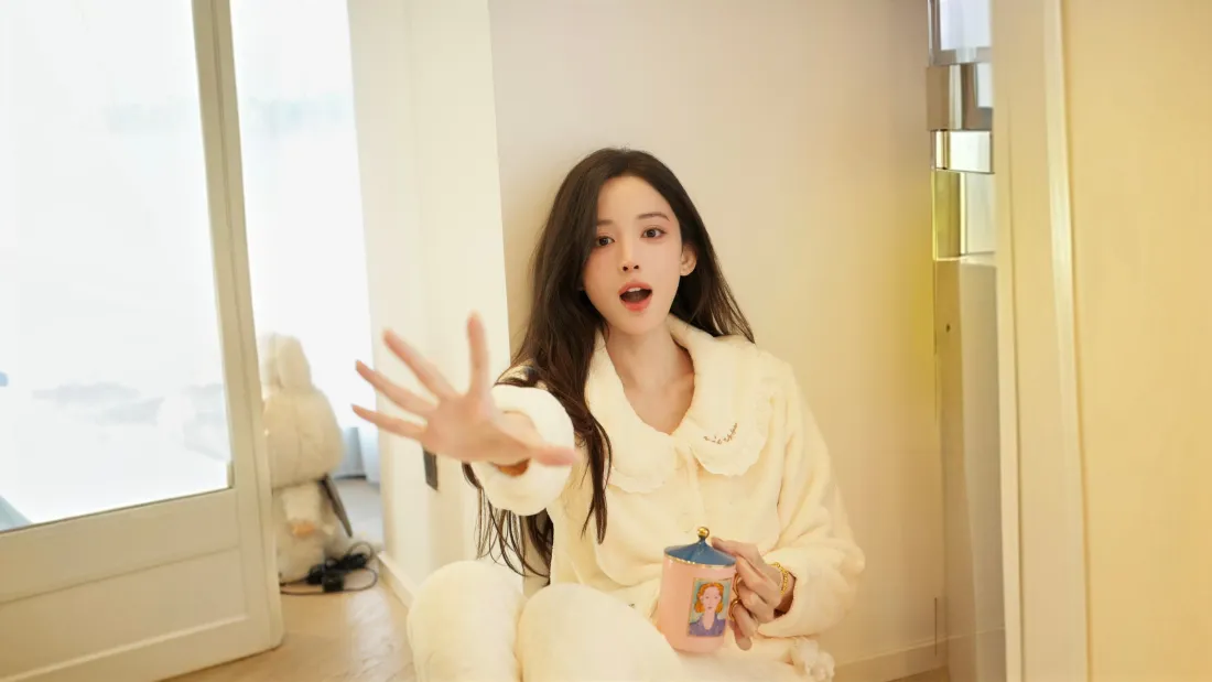 4k古力娜扎壁纸｜室内背景图片 - 白色穿搭「哲风壁纸」