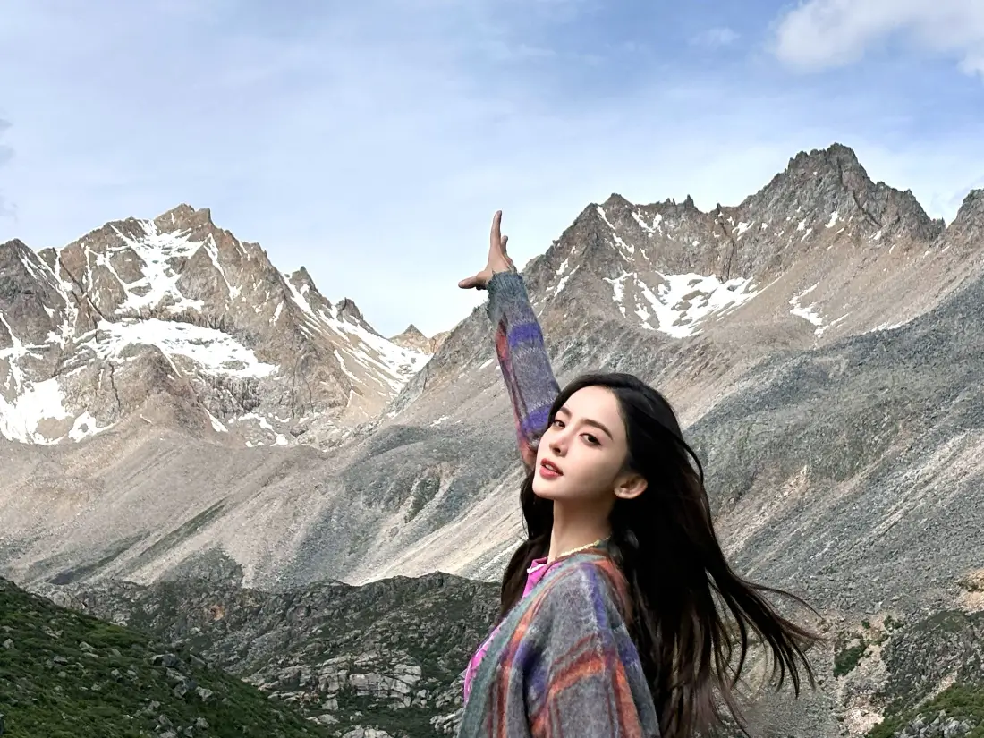 4k古力娜扎壁纸｜雪山背景图片 - 彩色毛衣「哲风壁纸」