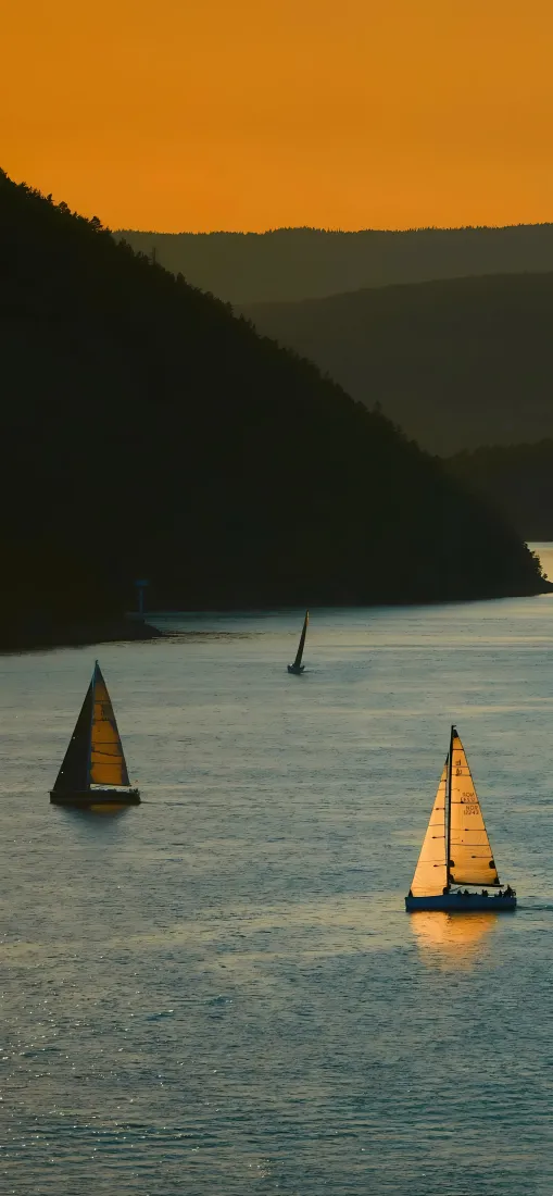帆船手机壁纸｜海面背景图片 - 山丘黄昏「哲风壁纸」