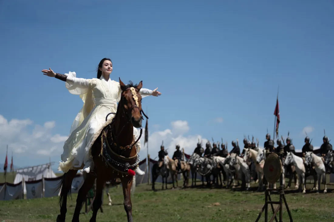 6k古力娜扎壁纸｜电影传说背景图片 - 草原骑马英姿「哲风壁纸」