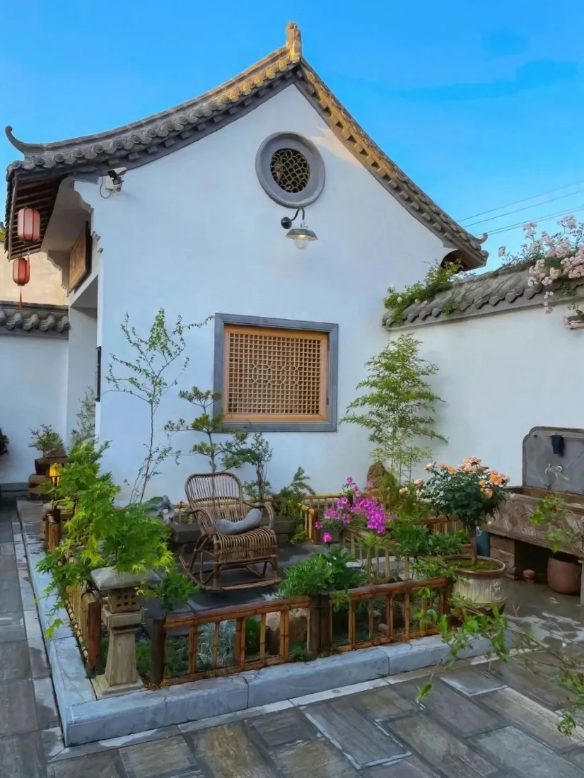 中式庭院手机壁纸｜白墙灰瓦背景图 - 绿植花卉「哲风壁纸」