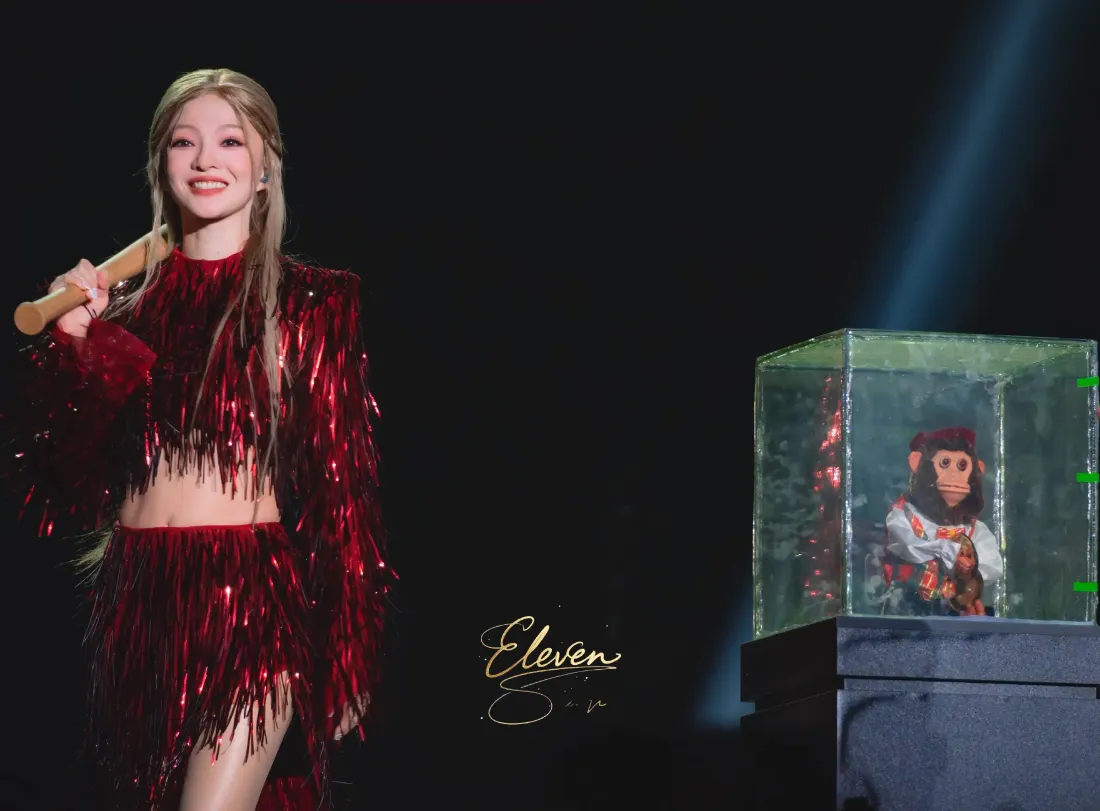 3k张韶涵壁纸｜演唱会背景图片 - 红色流苏裙舞台「哲风壁纸」