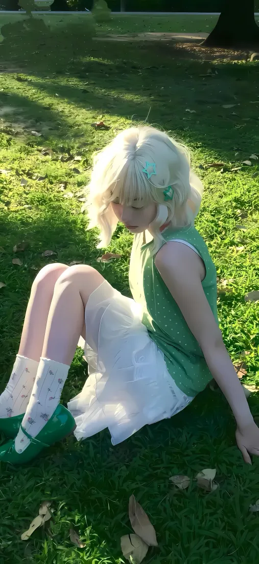 金发美女手机壁纸｜草地背景图片 - 绿色活力「哲风壁纸」