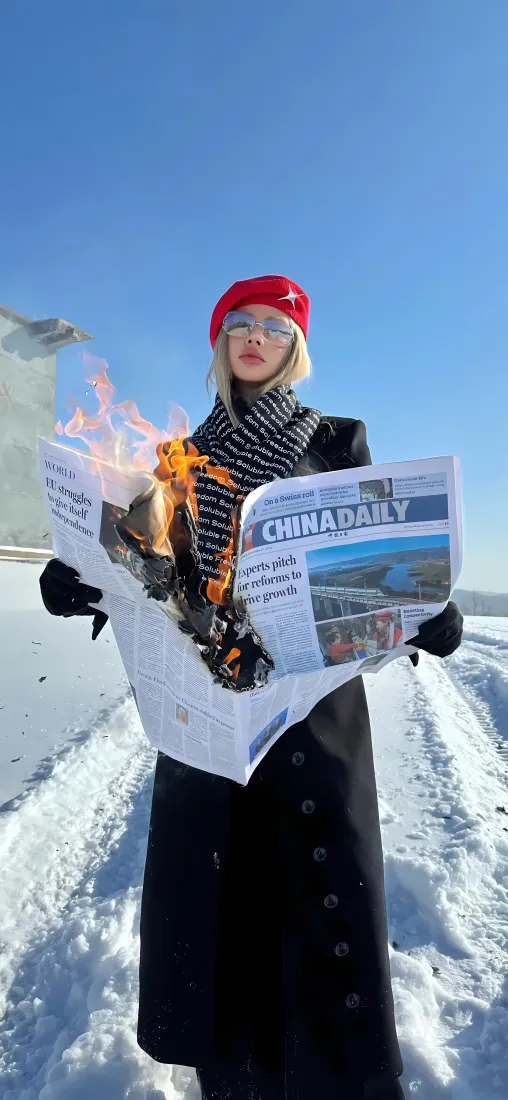 红帽美女手机壁纸｜雪景背景图片 - 报纸燃烧「哲风壁纸」