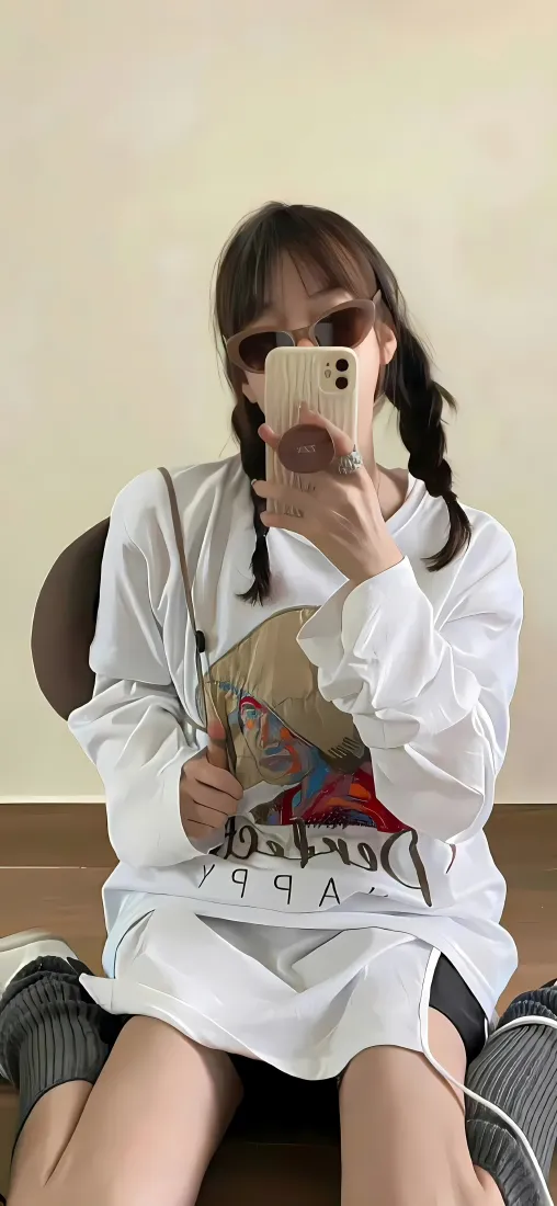双马尾美女手机壁纸｜休闲自拍背景 - 白T恤居家「哲风壁纸」