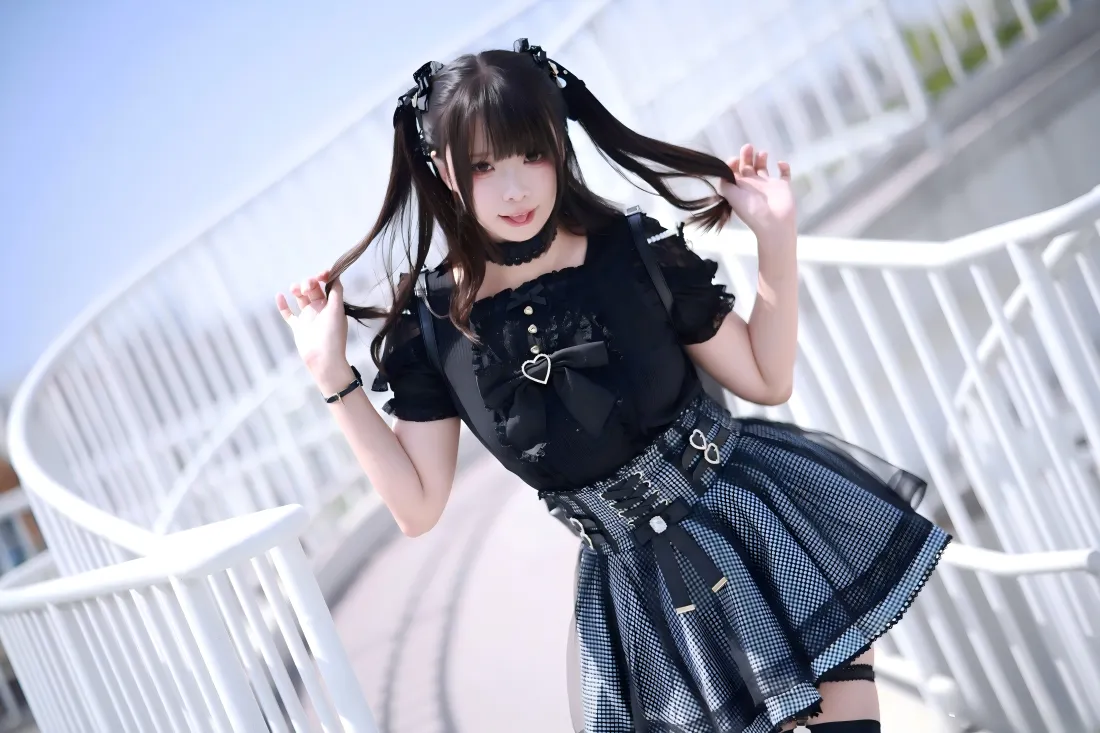 8k洛丽塔少女壁纸｜蓝天白栏背景 - 黑色穿搭「哲风壁纸」