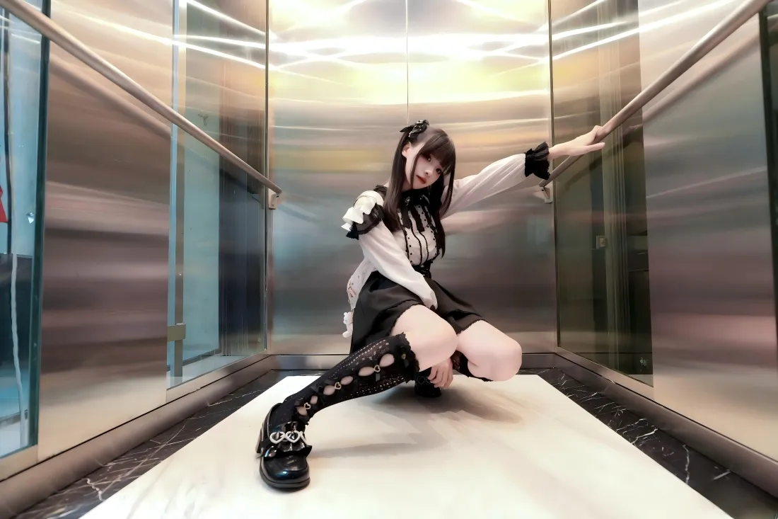 8k美女电梯壁纸｜金属背景图 - 黑白裙长靴「哲风壁纸」