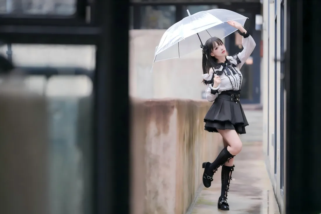 8k撑伞女孩壁纸｜雨天走廊背景 - 活泼制服美女「哲风壁纸」
