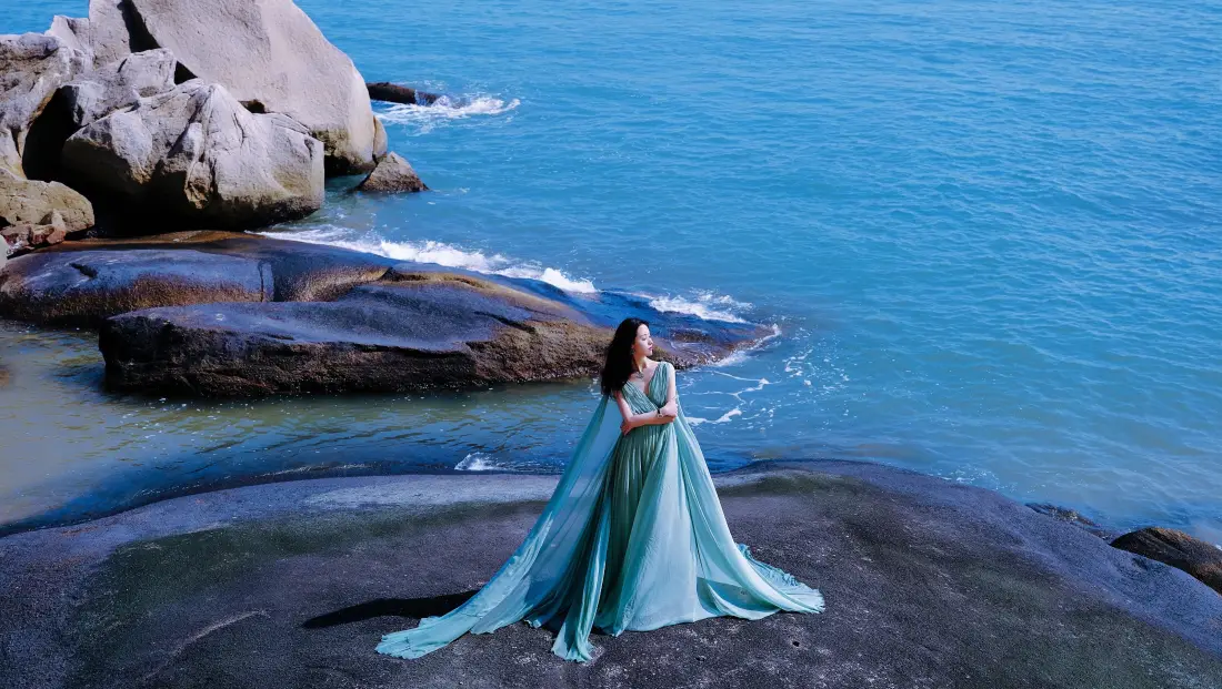 4k陈都灵壁纸｜海边岩石背景图片 - 青色长裙「哲风壁纸」