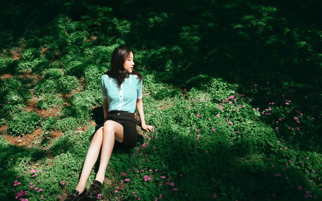 5k陈都灵壁纸｜草地背景图片 - 绿植清新「哲风壁纸」