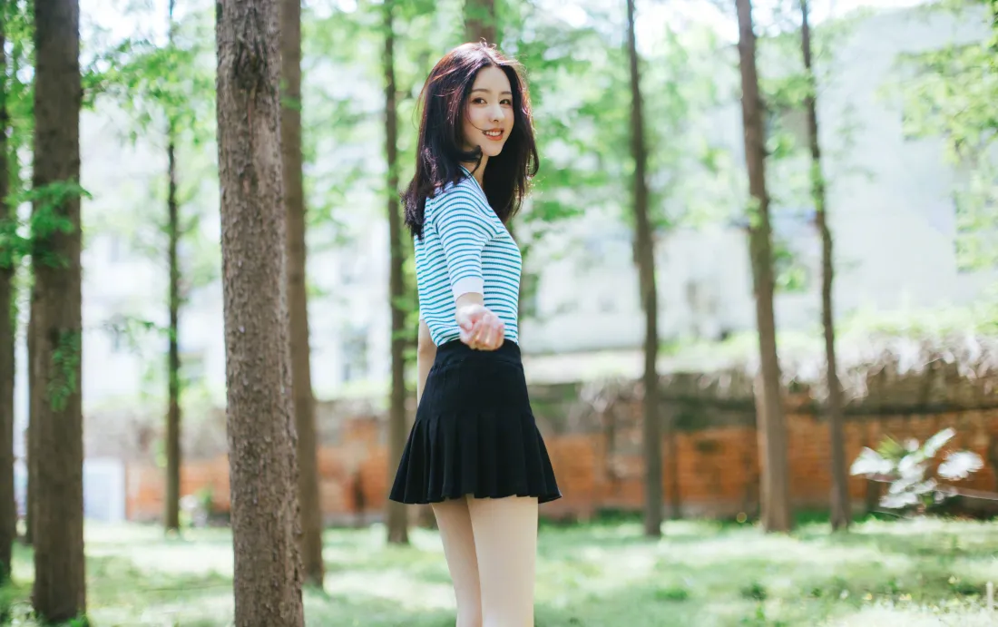 4k陈都灵壁纸｜树林背景图片 - 蓝条纹上衣黑短裙「哲风壁纸」