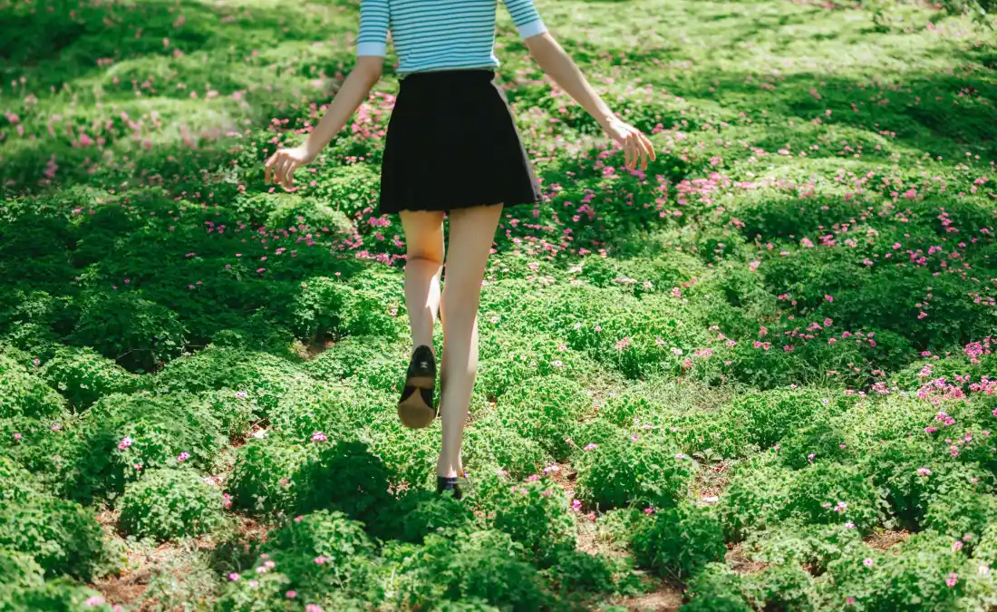 5k陈都灵壁纸｜绿草地背景图片 - 蓝上衣黑短裙奔跑「哲风壁纸」