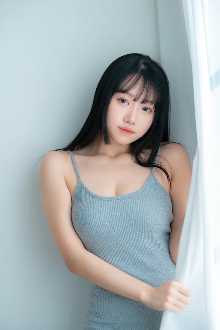 居家美女手机壁纸｜灰色背景图片 - 居家生活「哲风壁纸」