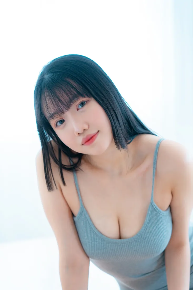 灰色吊带美女手机壁纸｜居家生活背景图片 - 简约「哲风壁纸」