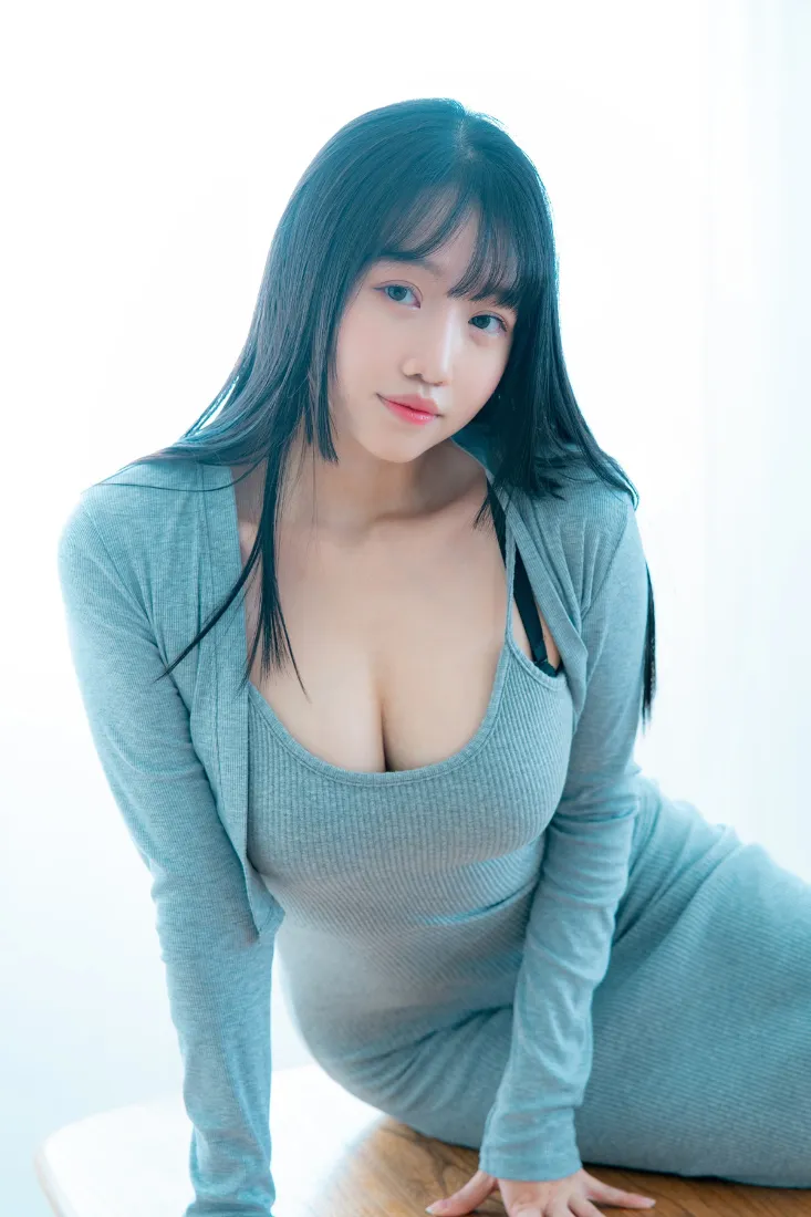 蓝衣美女手机壁纸｜居家背景图片 - 美女写真「哲风壁纸」