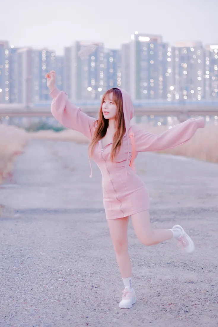 粉色连帽裙女孩手机壁纸｜城市夜景背景图片 - 户外写真「哲风壁纸」