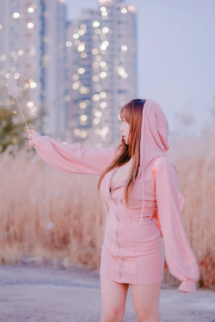 乡村小路手机壁纸｜户外写真背景图片 - 粉色连帽女孩「哲风壁纸」