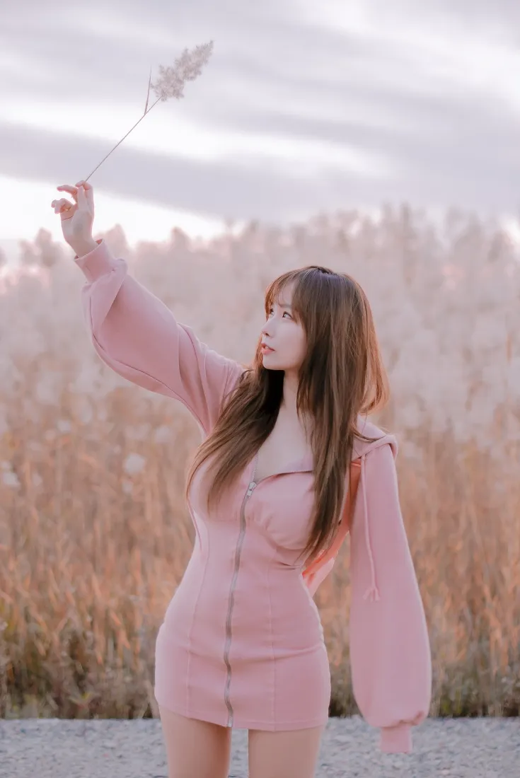 粉色连衣裙美女手机壁纸｜乡村小路背景图片 - 户外写真「哲风壁纸」