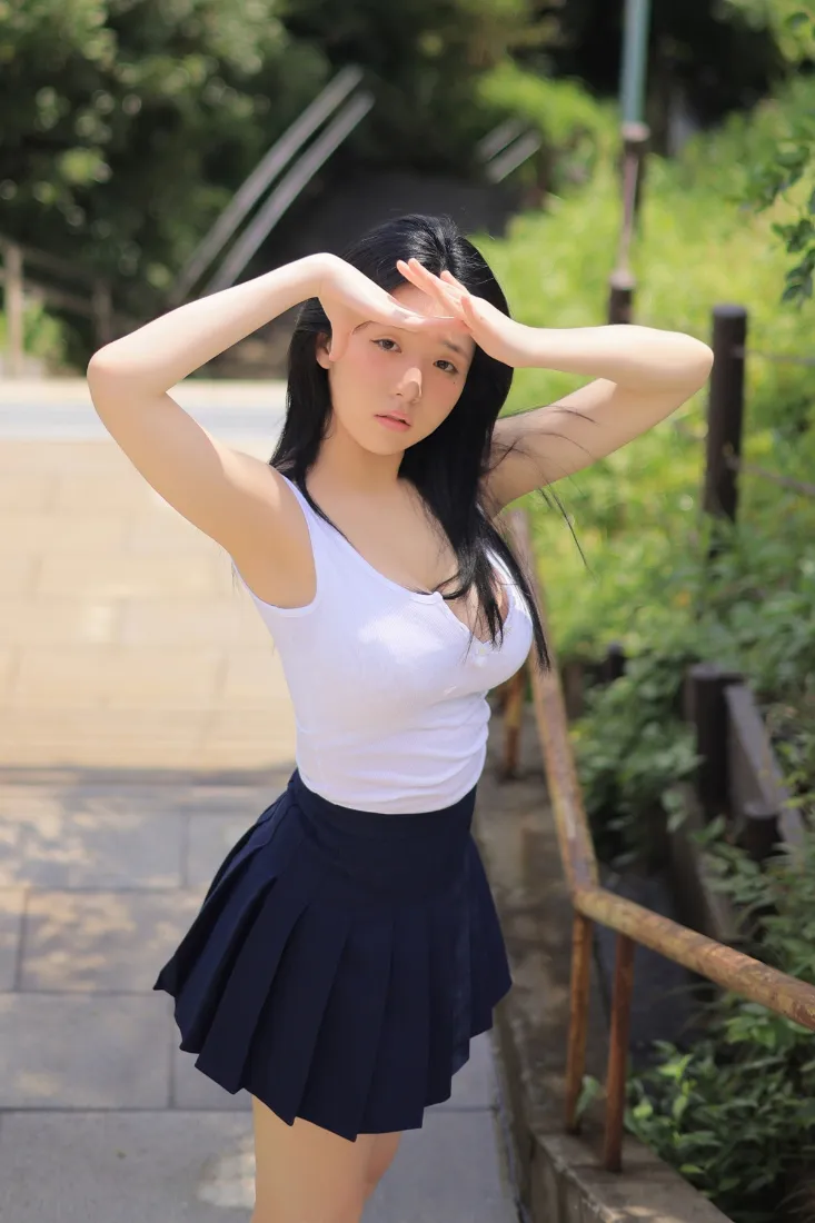 美女手机壁纸｜乡村小路背景图 - 白背心蓝百褶裙「哲风壁纸」