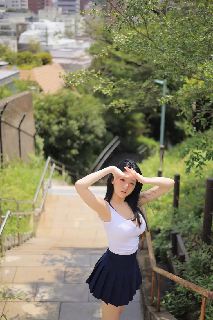 户外写真手机壁纸｜乡村小路背景 - 白衣短裙美女「哲风壁纸」