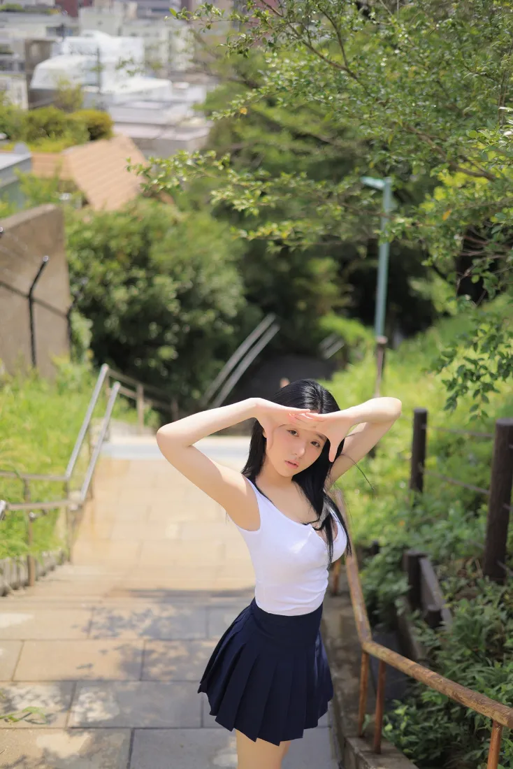 户外写真手机壁纸｜乡村小路背景 - 白衣女孩「哲风壁纸」