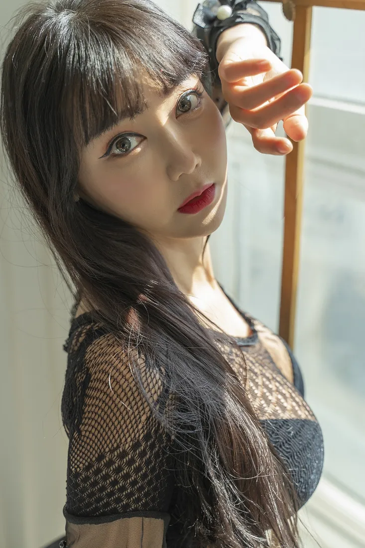 黑衣美女手机壁纸｜窗边背景图片 - 居家生活「哲风壁纸」