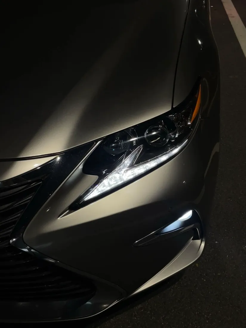 雷克萨斯车手机壁纸｜车灯背景图 - 金属车漆特写「哲风壁纸」