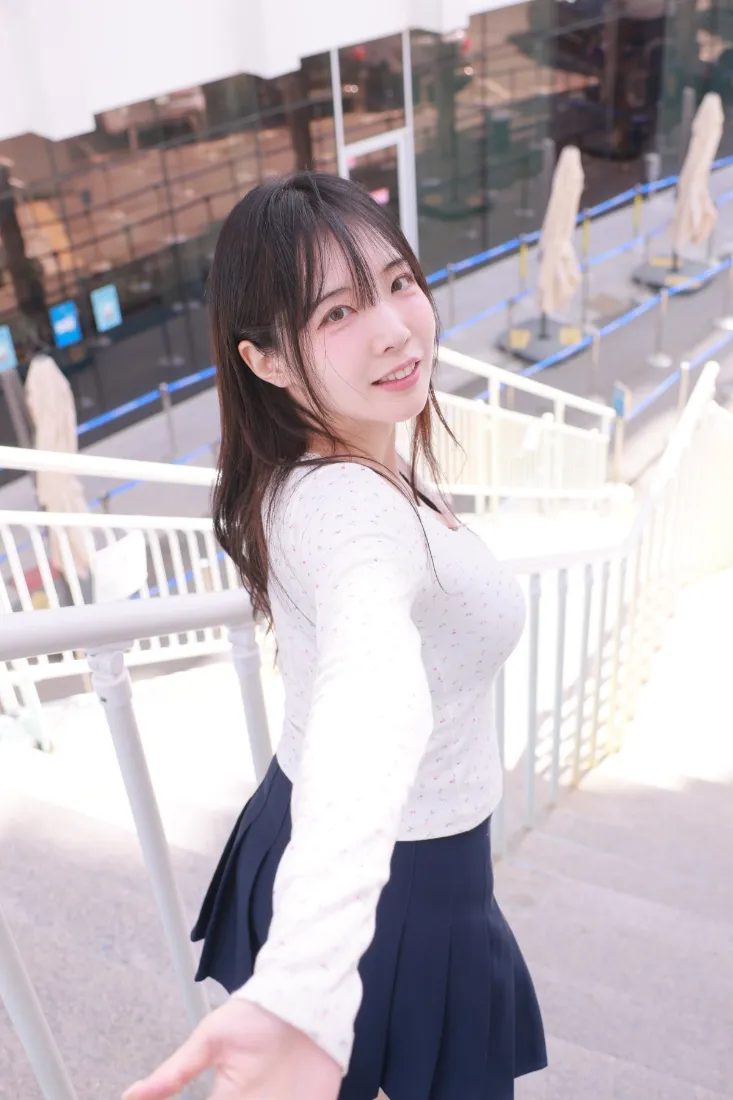 女生户外手机壁纸｜白上衣蓝裙背景 - 楼梯逛街「哲风壁纸」