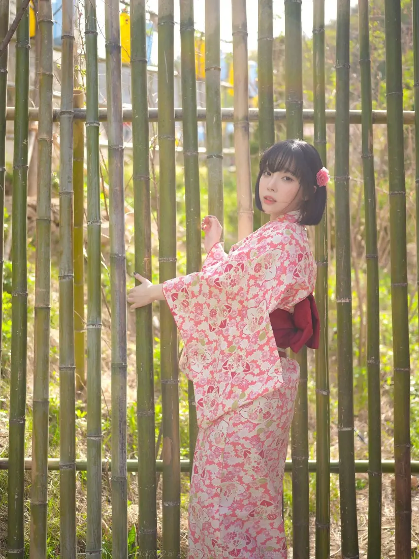和服美女手机壁纸｜竹栅栏背景图片 - 粉色和服写真「哲风壁纸」