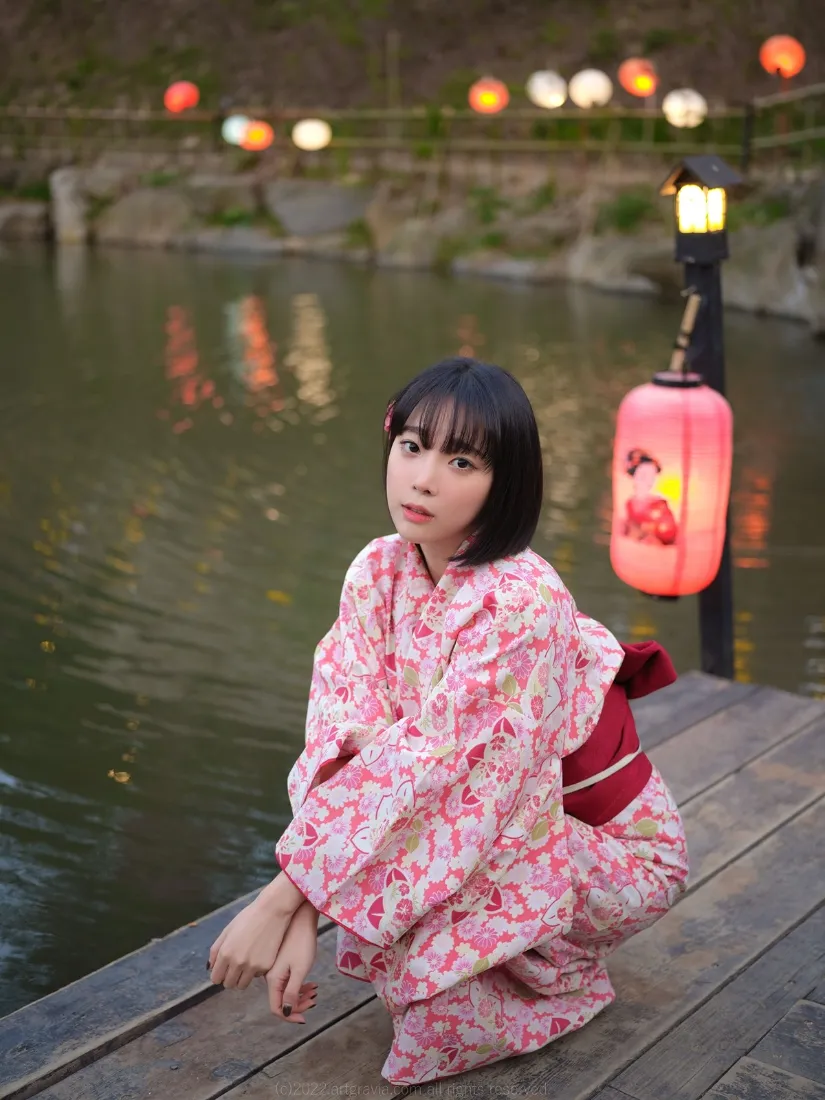 短发女孩和服手机壁纸｜日式灯笼背景 - 池塘夜景「哲风壁纸」