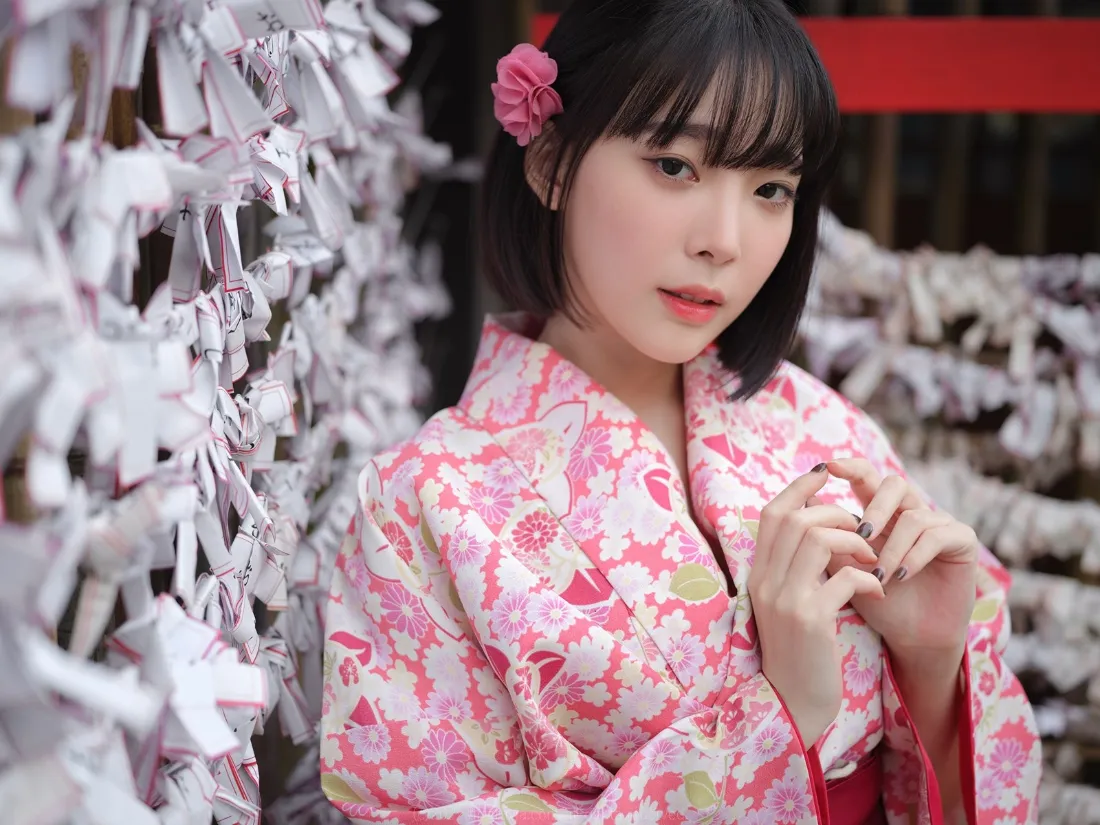 2k和服少女壁纸｜粉和服背景图 - 神社许愿牌日式写真「哲风壁纸」