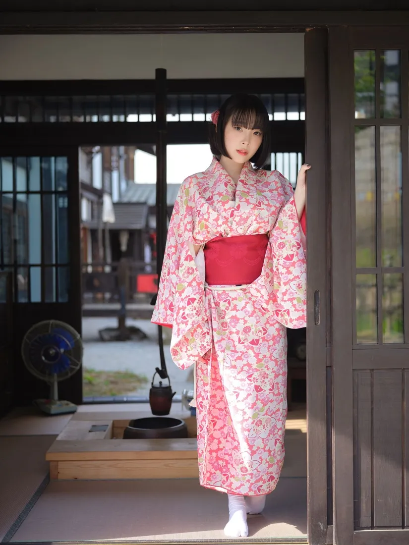 和服少女写真手机壁纸｜日式建筑背景图片 - 粉色花纹「哲风壁纸」