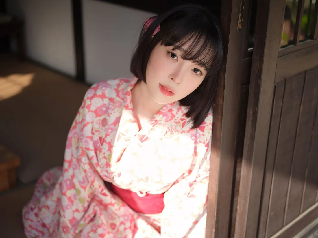 2k和服写真壁纸｜日式室内背景图 - 粉色和服短发女生「哲风壁纸」
