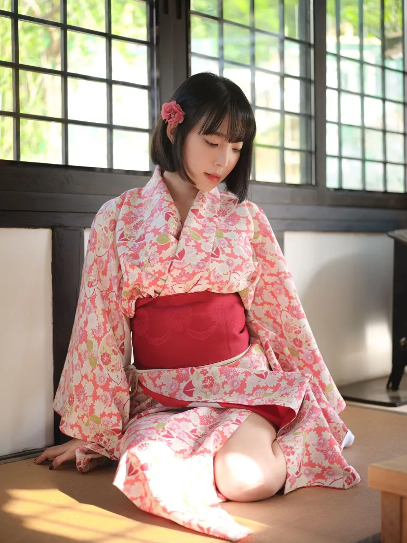 和服少女写真手机壁纸｜日式房间背景图片 - 粉色花纹「哲风壁纸」