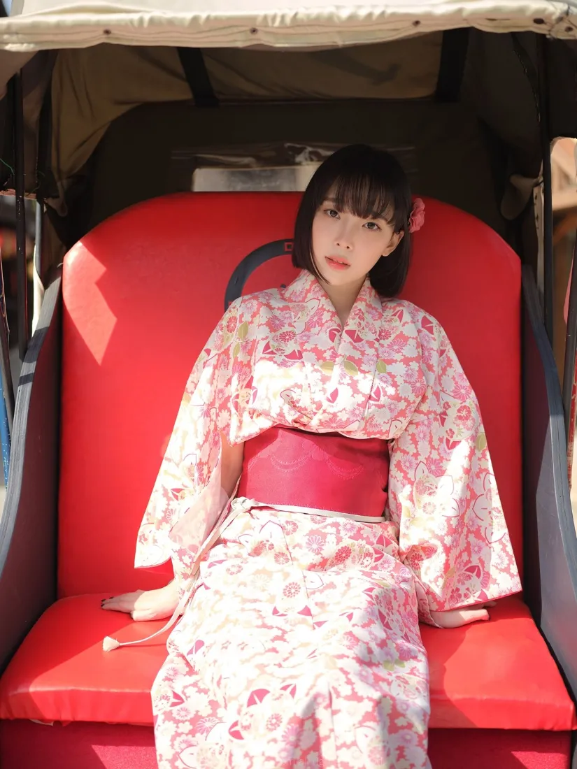 和服美女手机壁纸｜红色背景图片 - 日式传统服饰写真「哲风壁纸」