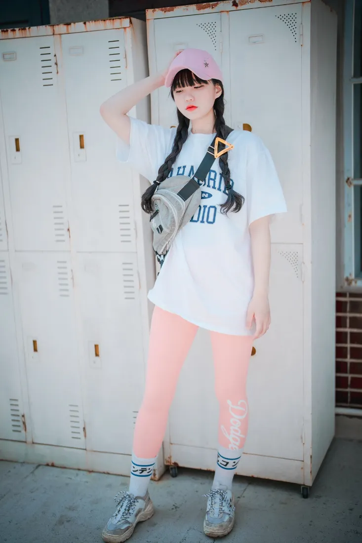 女孩户外写真手机壁纸｜储物柜背景 - 粉色穿搭「哲风壁纸」