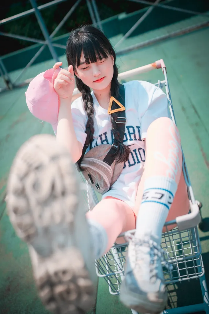 双马尾女孩手机壁纸｜户外球场背景图片 - 青春活力「哲风壁纸」