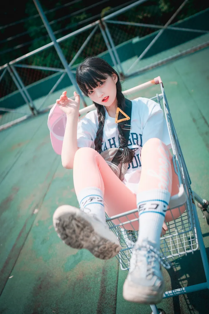 少女手机壁纸｜户外背景图片 - 购物车穿搭写真「哲风壁纸」