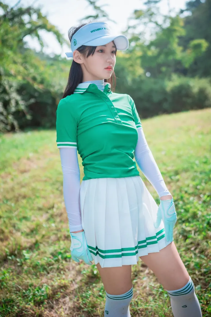 绿色上衣手机壁纸｜户外草地背景图 - 清新穿搭「哲风壁纸」