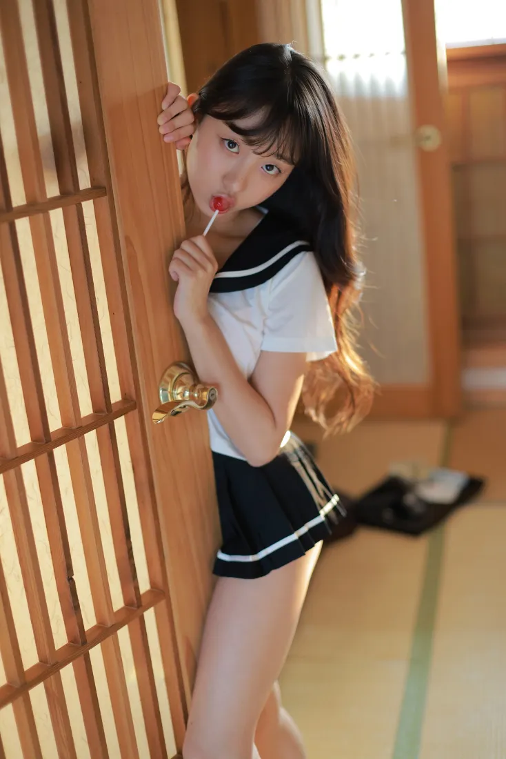 水手服少女手机壁纸｜日式房间背景图片 - 吃糖果「哲风壁纸」