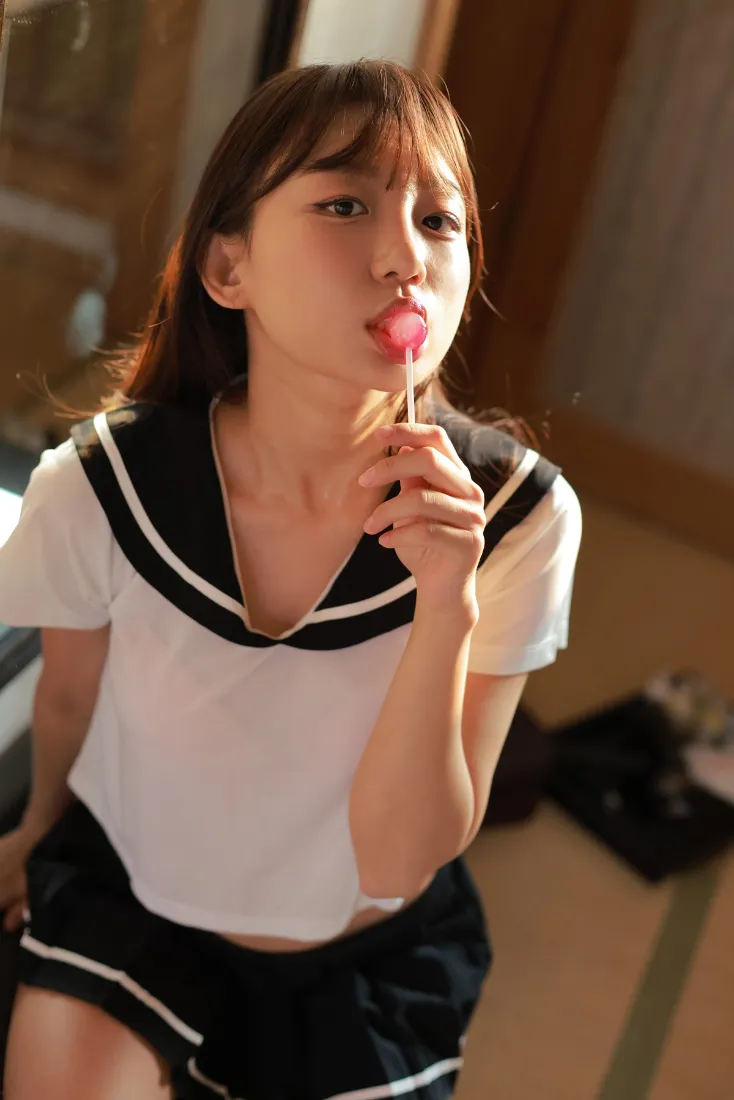 JK制服女生手机壁纸｜吃糖果背景图 - 白色「哲风壁纸」