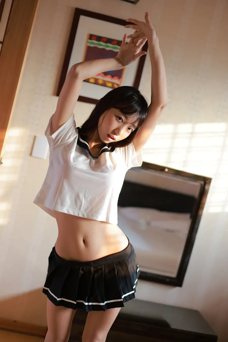 居家美女手机壁纸｜室内背景图片 - 短裙白色上衣「哲风壁纸」