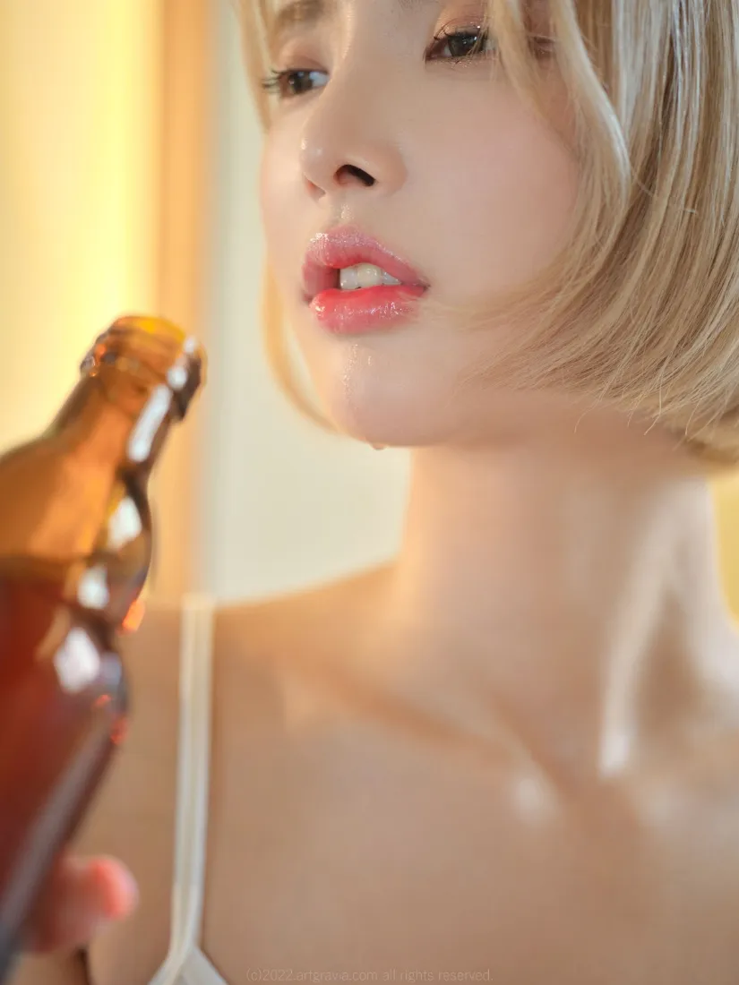 短发美女手机壁纸｜居家背景图片 - 白色吊带啤酒瓶「哲风壁纸」