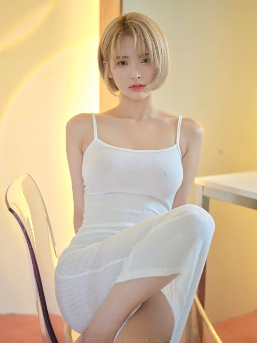 短发美女手机壁纸｜居家背景图片 - 白色吊带裙「哲风壁纸」