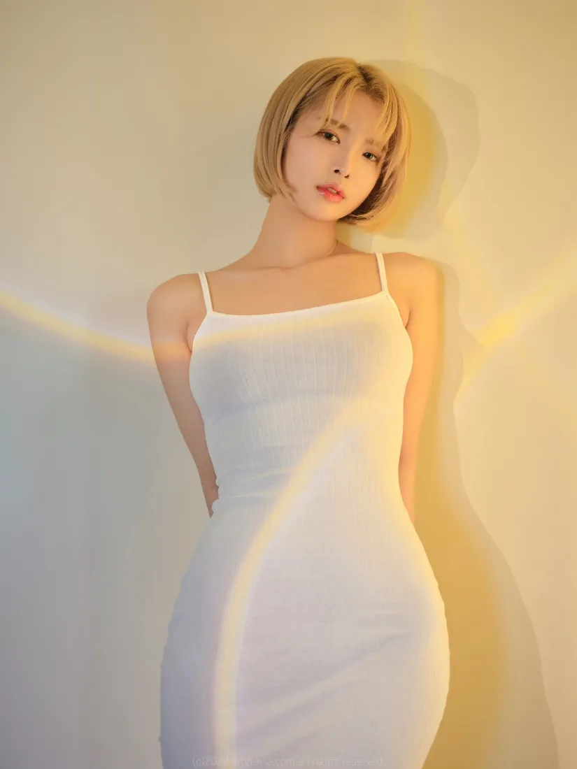 短发美女手机壁纸｜暖光背景图片 - 白色裙子「哲风壁纸」