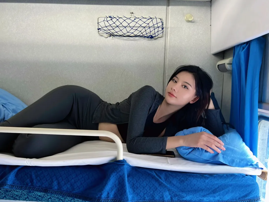 3k火车卧铺女性壁纸｜蓝色床铺背景 - 灰色紧身衣「哲风壁纸」
