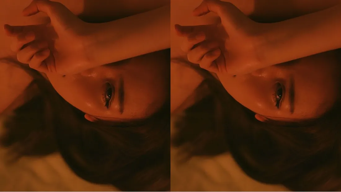 2k阿朱剪影壁纸｜暖黄背景 - 艺术手部特写「哲风壁纸」