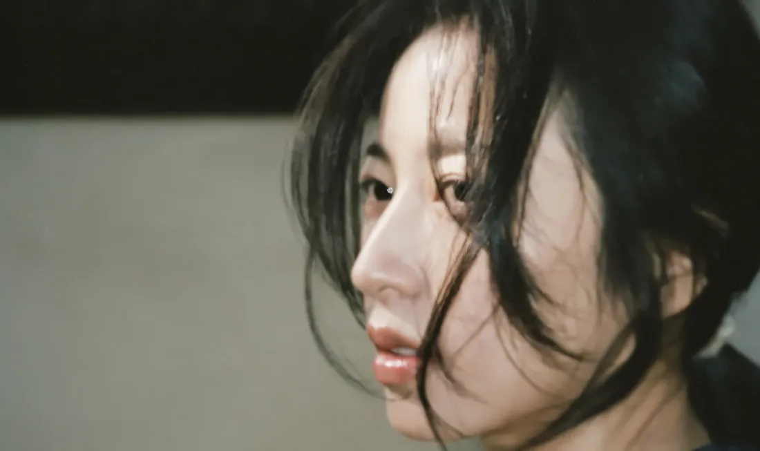 2k周雨彤壁纸｜简约背景图片 - 凌乱发丝文艺复古侧脸特写「哲风壁纸」