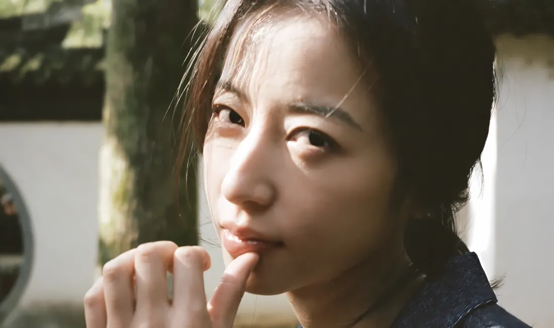 2k周雨彤壁纸｜户外背景 - 怼脸清新特写「哲风壁纸」