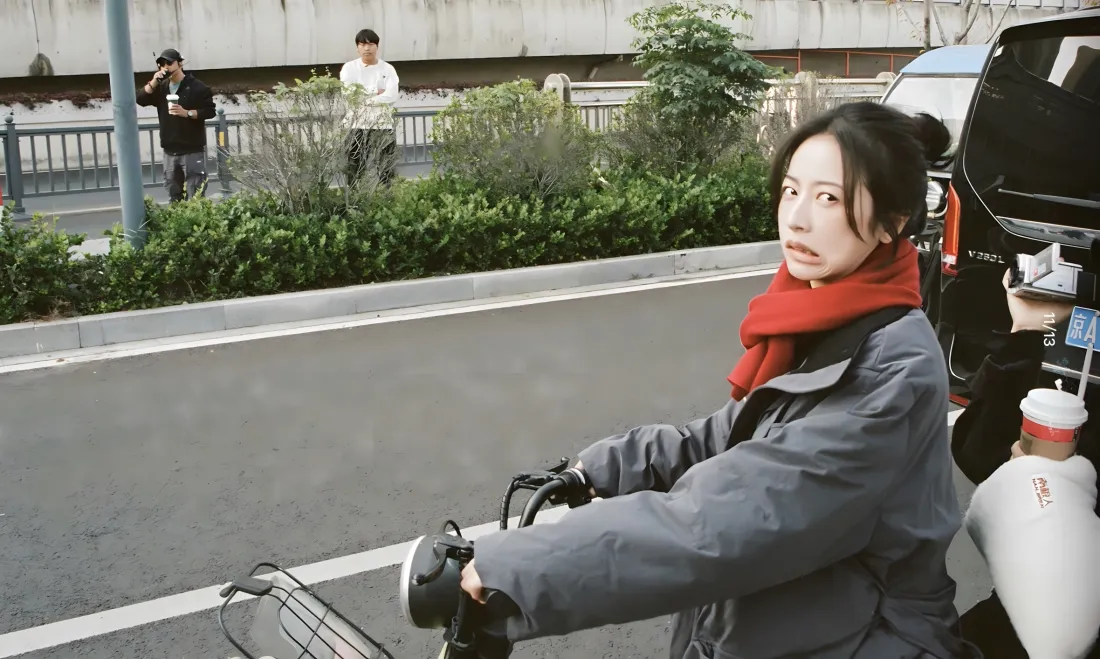 2k周雨彤壁纸｜街拍背景图片 - 红色围巾骑行「哲风壁纸」